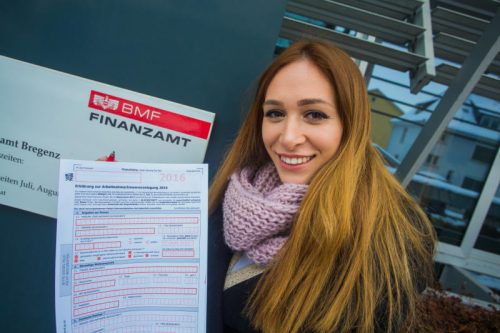 Durch die Arbeitnehmerveranlagung an bares Geld kommen: Milanka aus Dornbirn hat ihren Steuerausgleich schon gemacht. Foto: VN/Steurer