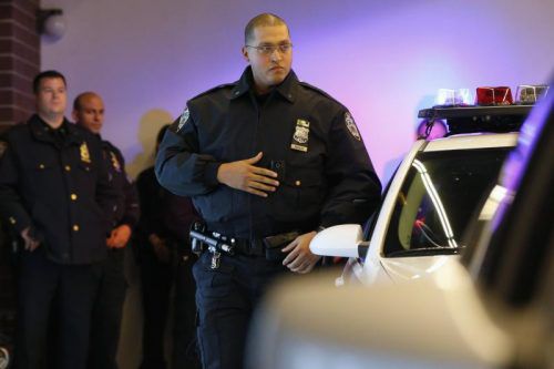 Ein New Yorker Polizist aktiviert die auf seiner Brust befestigte Body-Kamera. Foto: AP