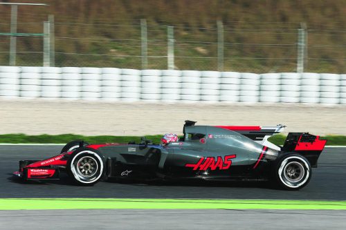 Eine Finne auf der Motorabdeckung: Kevin Magnussen fährt den Haas-Boliden aus.