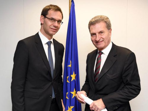 EU-Kommissar Günther Oettinger zeigt im Gespräch mit Landeshauptmann Wallner Verständnis für Vorarlbergs Strommarktpolitik. Foto: VLK