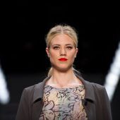 Larissa Marolt quält sich durch die Wüste