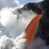 Gewaltiger Lava-Strom ergießt sich ins Meer