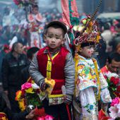Bunte kulturelle Rituale der chinesischen Hakka-Gemeinde