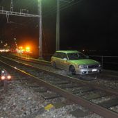 Wie geht denn das? Mit dem Auto auf die Gleise geraten