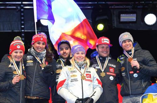 Frankreichs Team holte sich am Dienstagabend die Goldmedaillen ab (von links): Adeline Baud Mugnier, Nastasia Noens, Mathieu Faivre, Tessa Worley, Julien Lizeroux und Alexis Pinturault. Foto: AFP