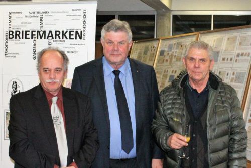 Franz Zehenter, Bürgermeister Mandi Katzenmayer und Franz Fischnaller (v.l.). Foto: SPos