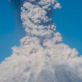 Fuego spuckt Asche und Lava