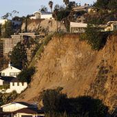 Erdrutsch in Hollywood Hills bedroht Häuser