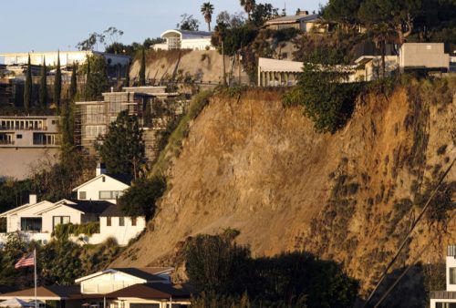 Fünf Häuser wurden geräumt, nachdem eine Schlammlawine in die Tiefe rutschte. Foto: AP