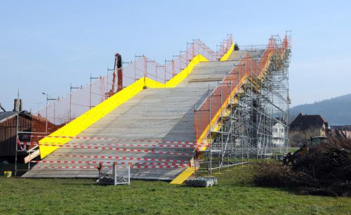 Für die 17 Meter hohe Gaißauer „Streif“ wurden 20 Tonnen Stahlgerüst und 750 Dielen verbaut.  Foto: AJK