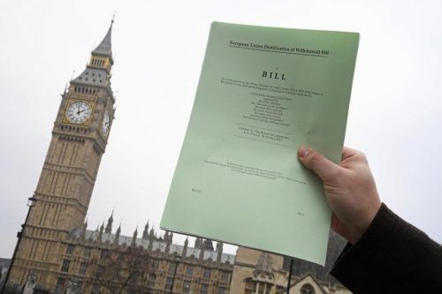 Gemäß Artikel 50 des EU-Vertrags darf die Premierministerin die Absicht Großbritanniens zum Austritt aus der EU bekannt geben.  reuters