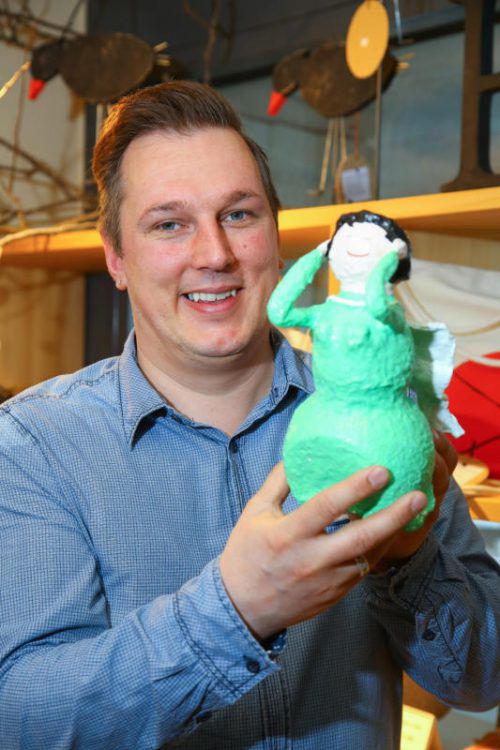 Gerne zeigt Herbert Fenkart den Besuchern die Besonderheiten, die im Loackerhuus in Handarbeit entstehen. Foto: vn/hofmeister