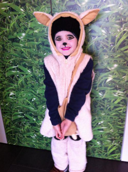 Hannah (5) aus Ludesch mimt das weiß-schwarze Schaf.