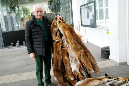 Hubert Jäger organisiert seit jeher den Fellmarkt. Foto: PE