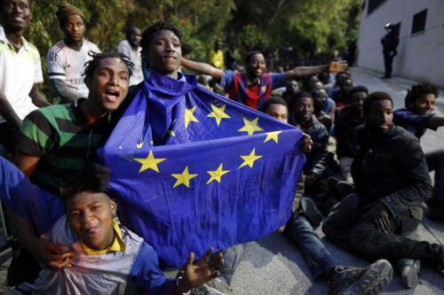 Hunderte Flüchtlinge hoffen, über die spanische Exklave Ceuta in die EU zu gelangen, und stürmten deshalb die Grenzanlagen. Foto: AP