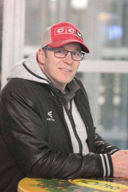 Im Eishockeyservice macht ihm keiner was vor: Marcel Spieß betreut aktuell das Damen-Nationalteam.  Foto: Klaus HArtinger