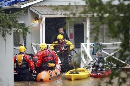 In Felton südlich von San Francisco mussten zahlreiche Bewohner aus ihren Häusern evakuiert werden.  Foto: AP