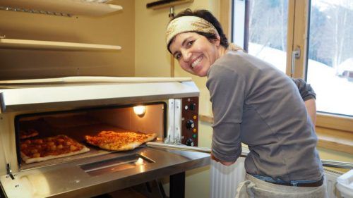 In ihrem Backhaus in Partenen kombiniert Sabine Wittwer Wohlfühlatmosphäre und Backvergnügen. Foto: VN/ral