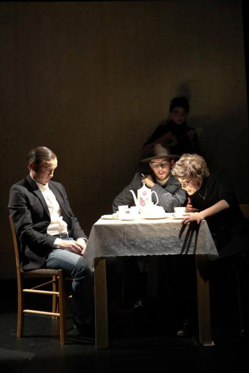 „Inferno“ von Rafael Spregelburd wurde gestern Abend im Kleinen Haus des Vorarlberger Landestheaters uraufgeführt. Foto: VN/Koehler