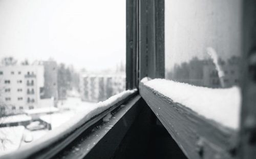 Kalte Winterluft ist trockener als warme Raumluft. Foto: Shutterstock