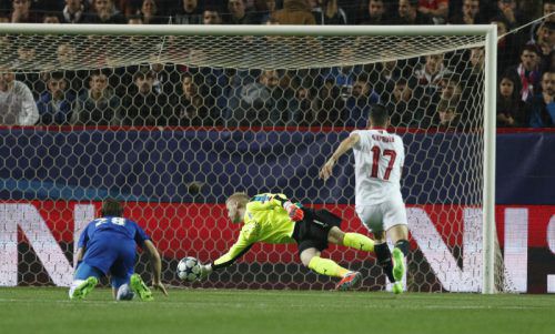 Kasper Schmeichel kann gegen den Kopfball von Sarabia nicht mehr retten, links Leicesters Christian Fuchs. Foto: Reuters
