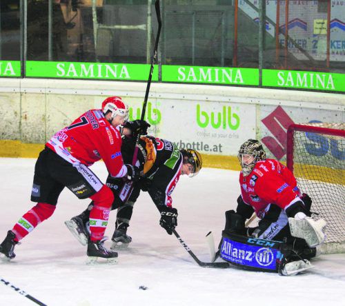 Kein Durchkommen für Martin Mairitsch, der VEU-Stürmer wird von Max Ploner und Goalie Patrick Killeein gestoppt. Foto: HArtinger