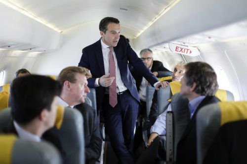 Kern gemeinsam mit Journalisten auf dem Weg zu einem Arbeitsbesuch bei der EU in Brüssel. APA