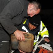 Flüchtlinge helfen bei der Straßenmeisterei