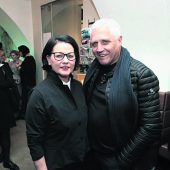 Bildhauer zeigt Malkunst und Humor