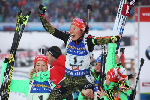 Laura Dahlmeier feiert in Hochfilzen Gold mit dem deutschen Damenteam – als erste Biathletin gewann sie zehn WM-Medaillen nacheinander. Foto: gepa