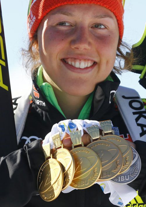 Laura Dahlmeier mit ihren sechs WM-Medaillen aus Hochfilzen. ap