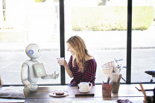 Lernen Sie den charmanten Roboter und Co-Berater „Pepper“ kennen. Foto: Hefel Wohnbau