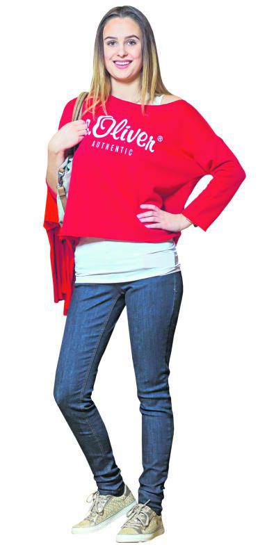 Lisa aus Dalaas in einem Outfit von s.Oliver: Jeans (49,99), Sweater (39,99) und Top (9,99), Sneakers (59,95) und Tasche (59,99). Foto: VN/Steurer