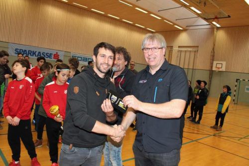 Lukas Wüstner, Betreuer des Siegerteams, erhält von Christoph Neyer (r.)Karten fürs erste Frühjahrsheimspiel des SCR Altach. Moosbrugger