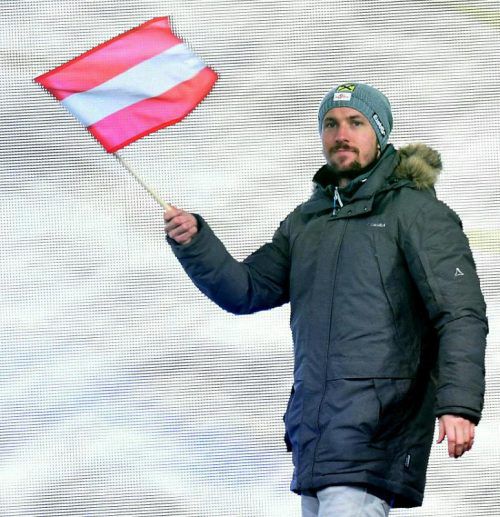 Marcel Hirscher marschierte mit der österreichischen Fahne in den Kulm Park von St. Moritz ein. Fotos: apa/AP