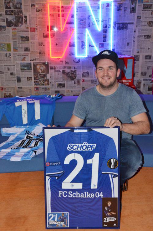 Mario Bonora sammelt für die Auktion zugunsten der „Schmetterlinge“. Stolz ist er auf das Trikot des Fußballstars Alessandro Schöpf.  Foto: hrj