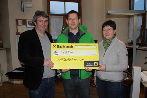 Martin Hartmann bei der Scheckübergabe an Michael Tinkhauser und Cilli Egger. Foto: VN/js