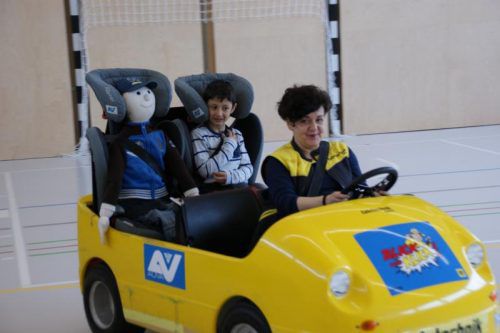 Mithilfe des speziellen Elektroautos wurde die Wichtigkeit des Kindersitzes erklärt. Foto: privat