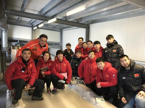 Neo-Nationaltrainer Manfred Heinzelmaier (2. v. l.) mit seinen chinesischen Schützlingen bei der ersten Trainingseinheit in Oberhof. Foto: Verband