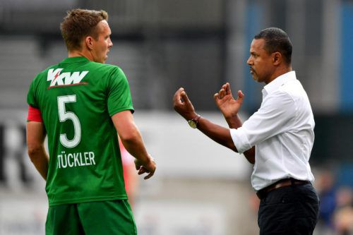 Nicht mehr auf einer Linie: Austria-Trainer Lassaad Chabbi (rechts) und Kapitän Christoph Stückler. Foto: gepa