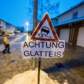 Blitzeis auf den Straßen hält Bayern in Atem