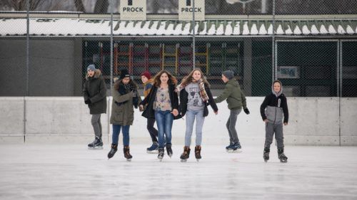 Eislaufen ist eine beliebte Freitzeitbeschäftigung, doch es darf dabei die Verletzungsgefahr nicht unterschätzt werden.  Foto: Sams
