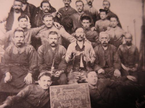 Gießereiarbeiter im Jahr 1909: Vom Lohn konnten sie die Familie damals nicht ernähren (Foto aus dem Besitz von Klaus Fessler).