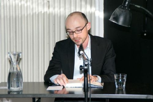 Im Rahmen der neuen Literaturreihe „Grenzgänger“ stellte Daniel Zipfel sein Buch „Eine Handvoll Rosinen“ vor.  Foto: pe