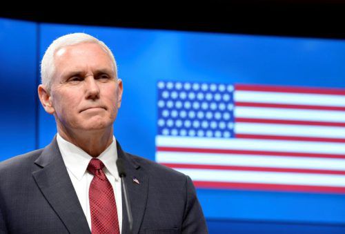 Pence traf bei seinem ersten EU-Besuch in Brüssel mit Ratspräsident Tusk und Kommissionschef Juncker zusammen. Foto: AFP