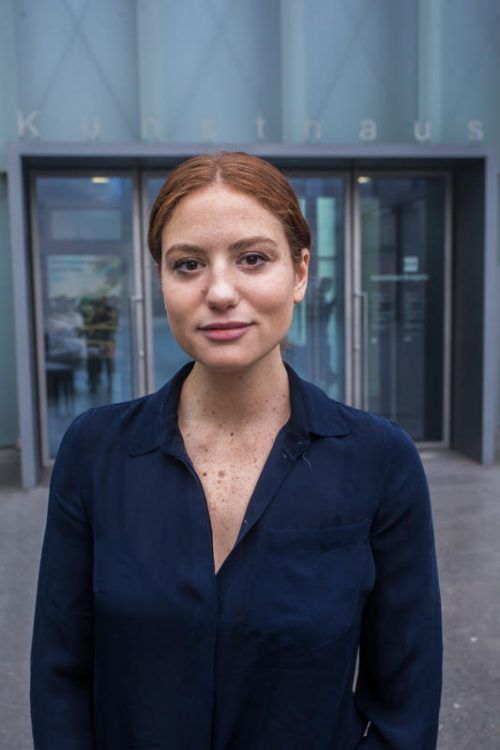 Rachel Rose vor dem Kunsthaus Bregenz: „Kunst kann einen Raum bieten, um Gefühle zu entwickeln, zu schärfen.“ Foto: VN/Steurer