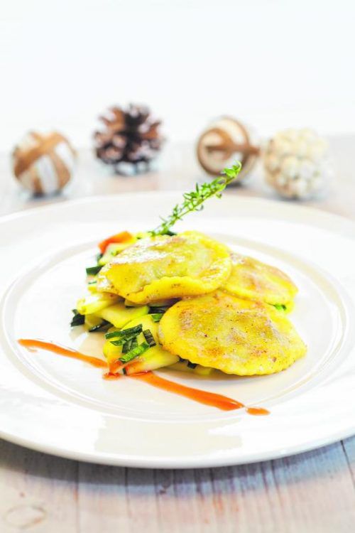 Ravioli mit Blutwurstfüllung, Äpfeln und Lauchzwiebeln. FotoS: Bernd Hofmeister