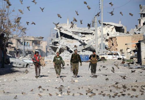 Rebellen-Kämpfer patrouillieren durch Al-Bab. Die Stadt galt früher neben Al-Rakka als die wichtigste IS-Hochburg in Syrien. Foto: AFP