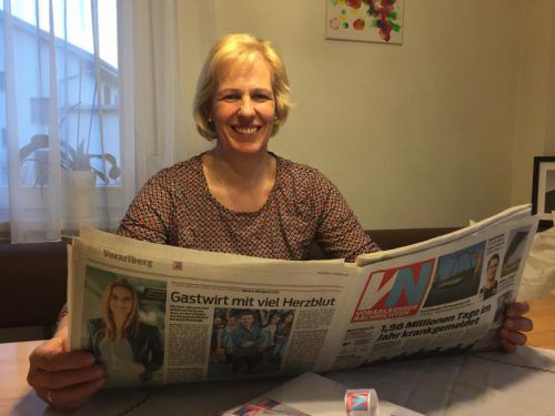 Renate Altenburger liest die VN am liebsten gedruckt, hat mit ihrem Mann aber auch ein Digitalabo. Foto: VN/PES