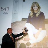 Goldie Hawn begleitet Lugner zum Opernball